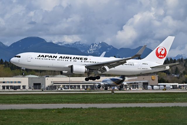BOEING 767-300 (JA621J)
