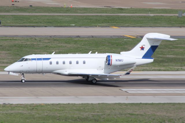 Bombardier Challenger 300 (N1MU)