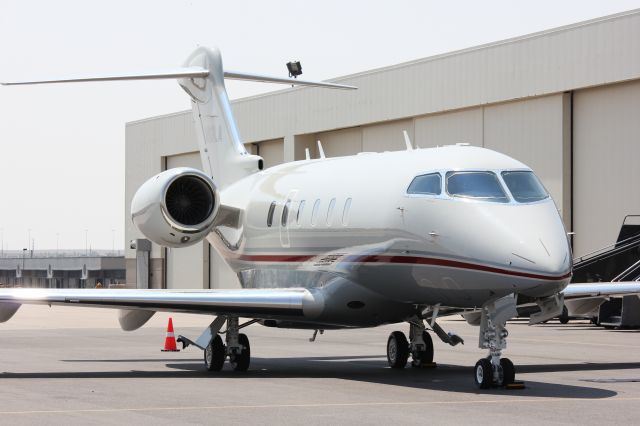 Bombardier Challenger 300 (N93LA)