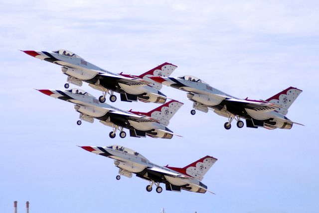 Lockheed F-16 Fighting Falcon — - USAF Thunderbirds taking off at the Kansas City Air Show 2008