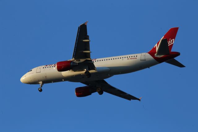 Airbus A320 (N642VA)