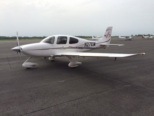 Cirrus SR-22 (N27EM)