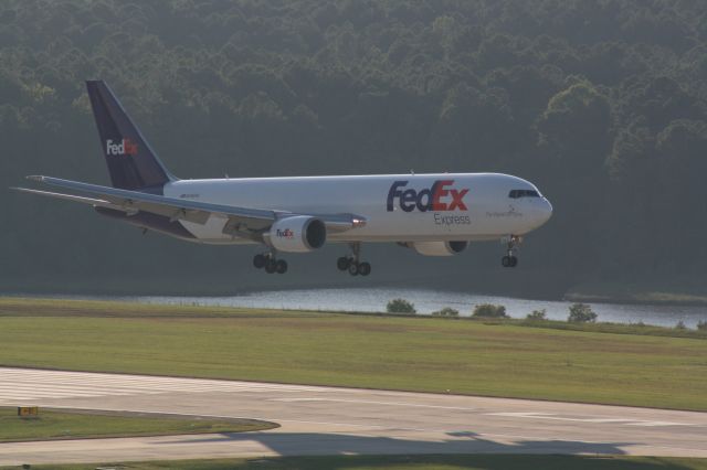 BOEING 767-300 (N115FE)