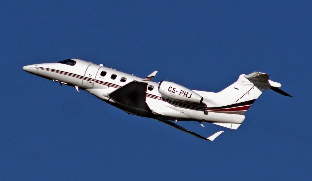 Embraer Phenom 300 (CS-PHJ) - short after take off at DUS / EDDL