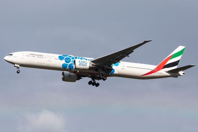 BOEING 777-300ER (A6-EPB)