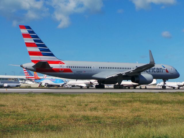 Boeing 757-200 (N200UU)