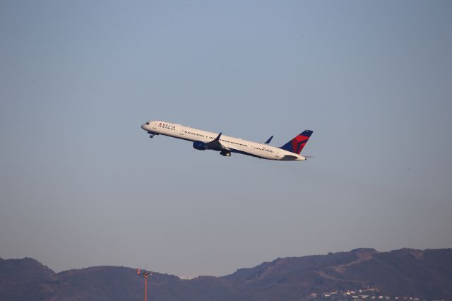 BOEING 757-300 (N589NW)