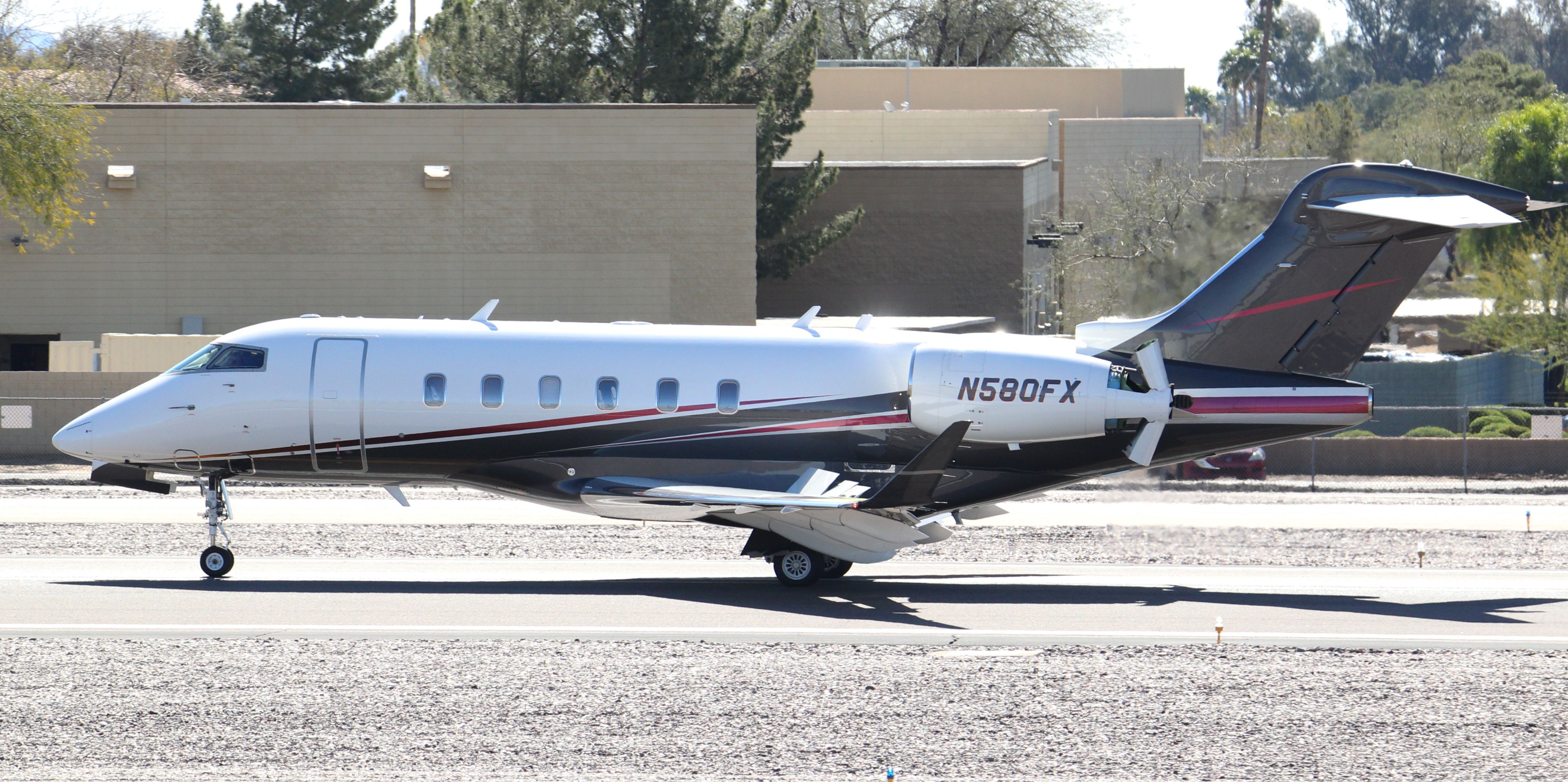 Bombardier Challenger 300 (N580FX)