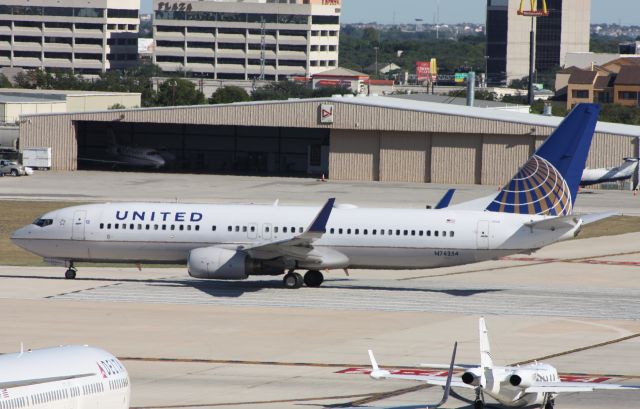 Boeing 737-800 (N76254) - Lining up on Runway 4 for departure back to Houston-Bush.
