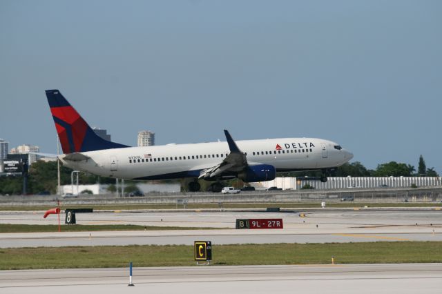 Boeing 737-800 (N3769L)