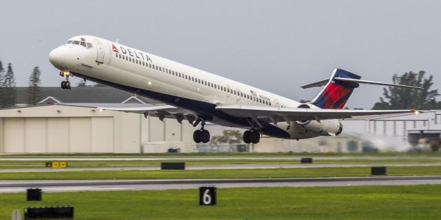 McDonnell Douglas MD-90 (N929DN)