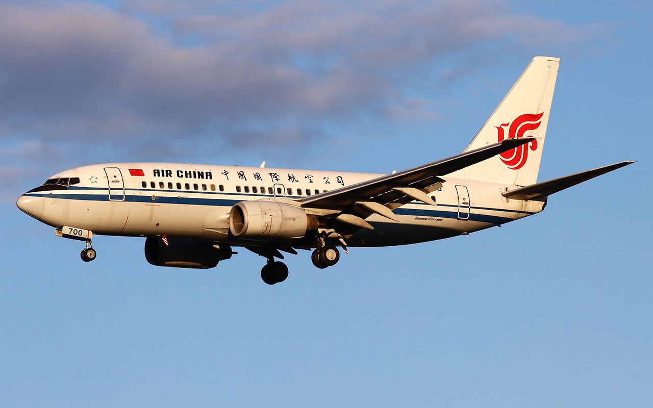 Boeing 737-800 (B-2700)