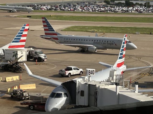 Embraer 170/175 (N257NN) - Far one is N257NN