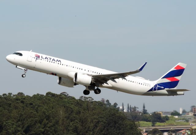 Airbus A321 (PS-LBA)