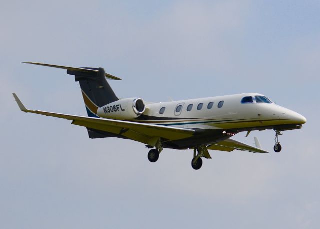 Embraer Phenom 300 (N306FL) - Landing at Downtown Shreveport.