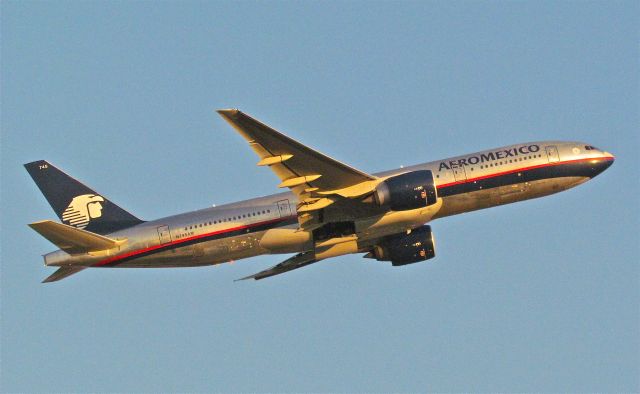 Boeing 777-200 (N745AM) - Aeromexico´s B777-200 on a Takeoff from runway 23L in Mexico City Airport.