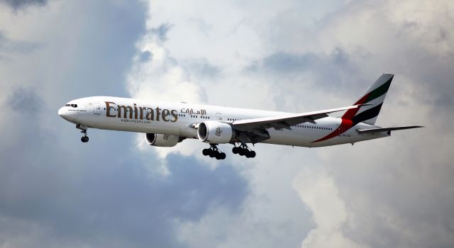 Boeing 777-200 (A6-ECR) - DXB-SEA  10-10-21