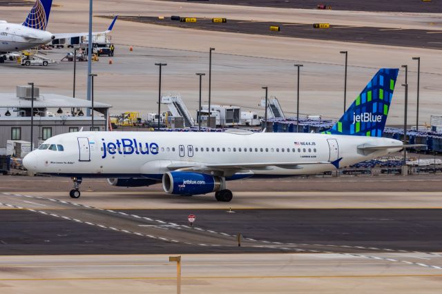 Airbus A320 (N644JB) - A JetBlue A320 taxiing at PHX on 2/14/23. Taken with a Canon R7 and Canon EF 100-400 II L lens.