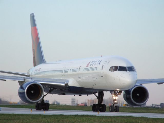 Boeing 757-200 (N648DL)