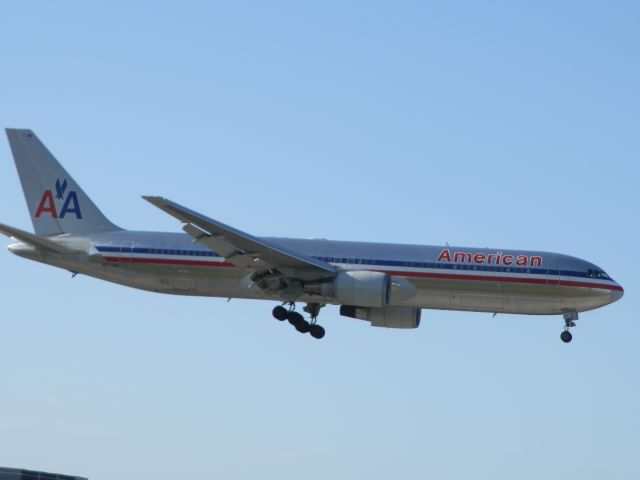 BOEING 767-300 (N371AA)