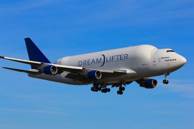 Boeing 747-400 (N718BA) - N718BA Landing at KPAE