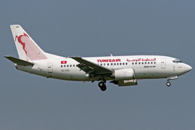 Boeing 737-500 (TS-IOG)