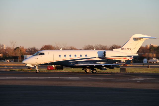 Bombardier Challenger 300 (N537FX)