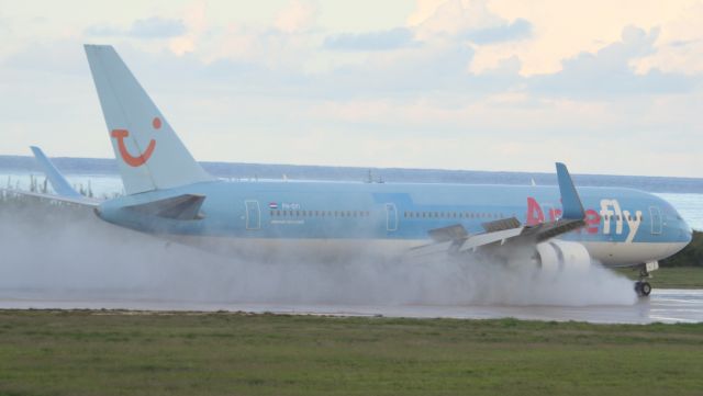 Boeing 737-800 (PH-OYI)