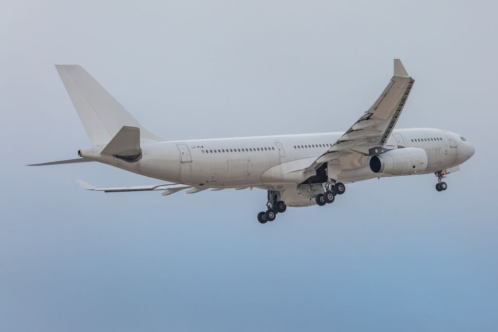 Airbus A330-200 (LY-PLW)