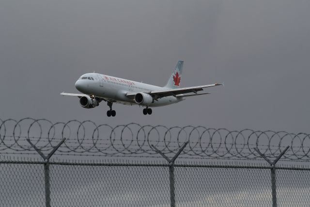 Airbus A320 (C-FPWE) - AC341 arriving from Ottawa