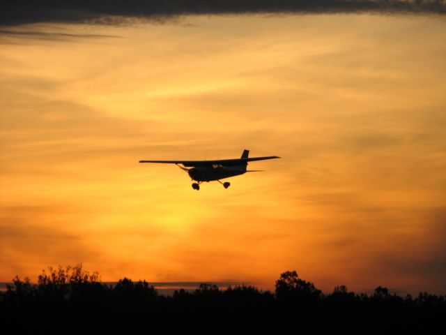 Cessna Skyhawk (N5093R) - Practicing touch & goes on RWY 12.