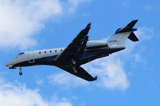 Bombardier Challenger 300 (N710DL)