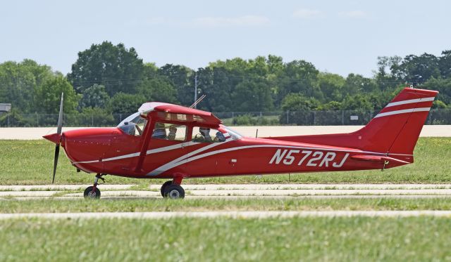 Cessna Skyhawk (N572RJ) - Airventure 2019