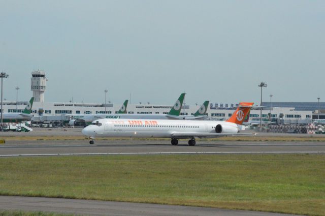 McDonnell Douglas MD-90 (B-17911)