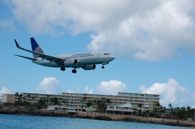 Boeing 737-700 (N27733)