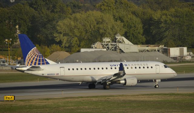 Embraer 175 (N105SY) - Arriving at MSP