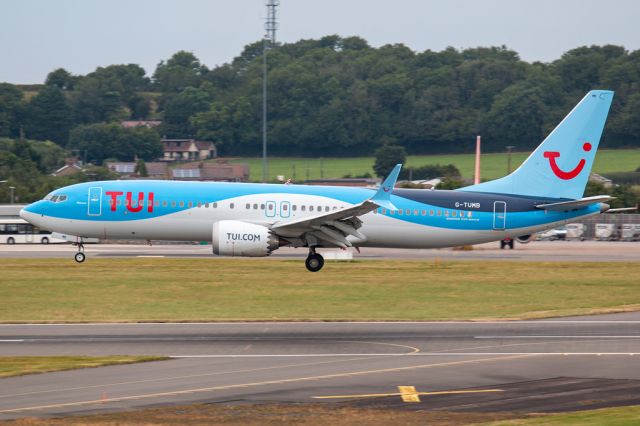 Boeing 737-700 (G-TUMB)