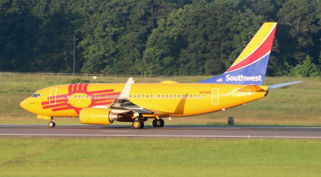 Boeing 737-700 (N781WN) - Early morning departure for Houston-Hobby via Runway 16R.