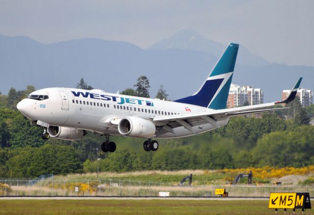 Boeing 737-700 (C-FTWJ)