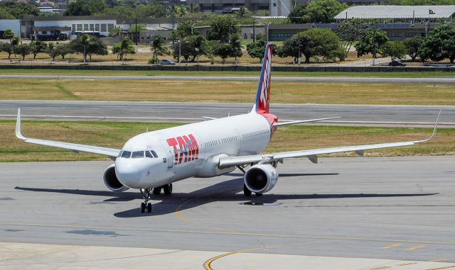 Airbus A321 (PT-XPH)