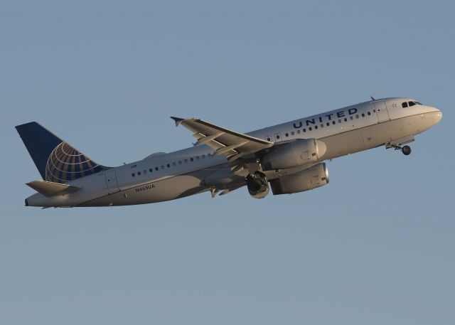 Airbus A320 (N465UA)