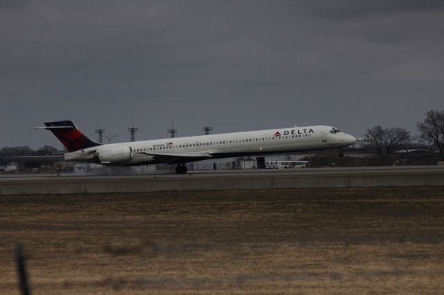 McDonnell Douglas MD-90 (N915DN) - 032616 Delta MD90-30 touching down,Rwy 12R