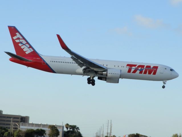 BOEING 767-300 (PT-MOE)