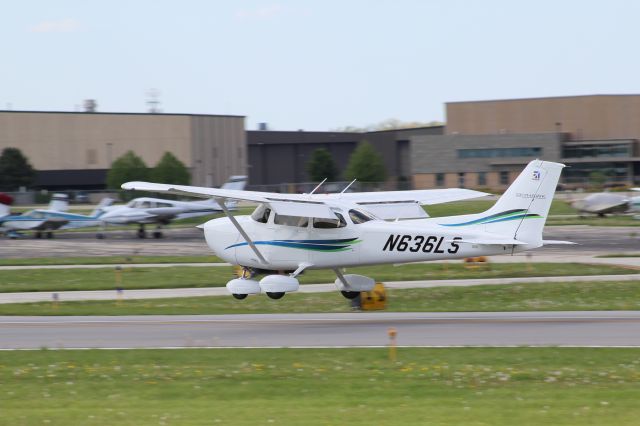 Cessna Skyhawk (N636LS) - RWY 30 Public Viewing Area