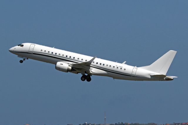 Embraer ERJ-190 (YL-UAG)