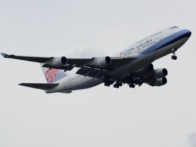 Boeing 747-400 (B-18207)