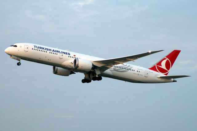 Boeing 787-9 Dreamliner (TC-LLU) - Airborne off rwy 27R on 15-Feb-23 operating flight THY1986 to LTFM.