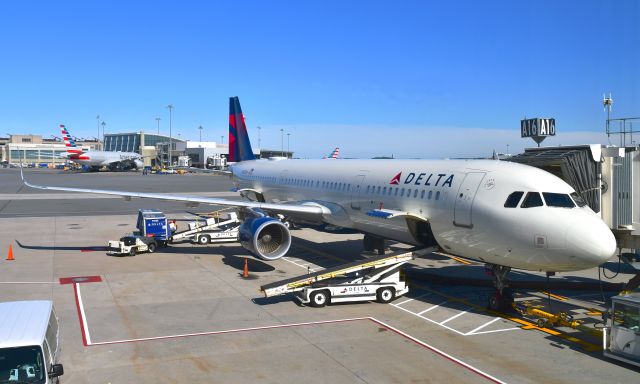 Airbus A321 (N365DN) - Delta Air Lines Airbus A321-211(WL) N365DN in Boston 