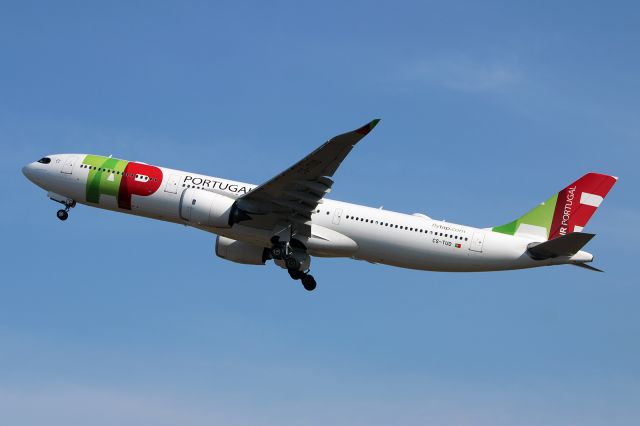 Airbus A330-300 (CS-TUO)