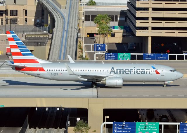 Boeing 737-800 (N823NN)